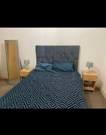 Beautiful 1 Bedroom Flat * ليدز