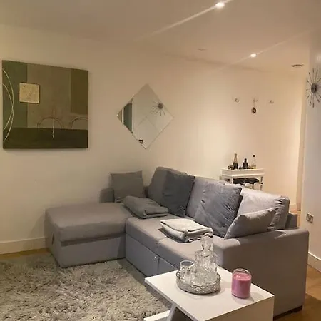Beautiful 1 Bedroom Flat شقة *