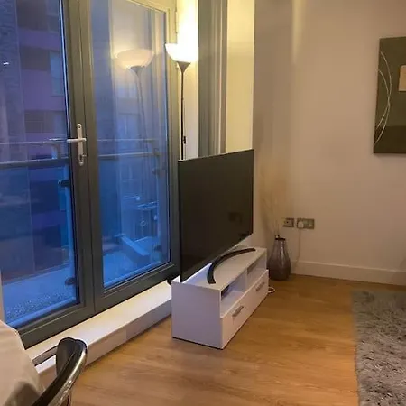 Beautiful 1 Bedroom Flat * ليدز